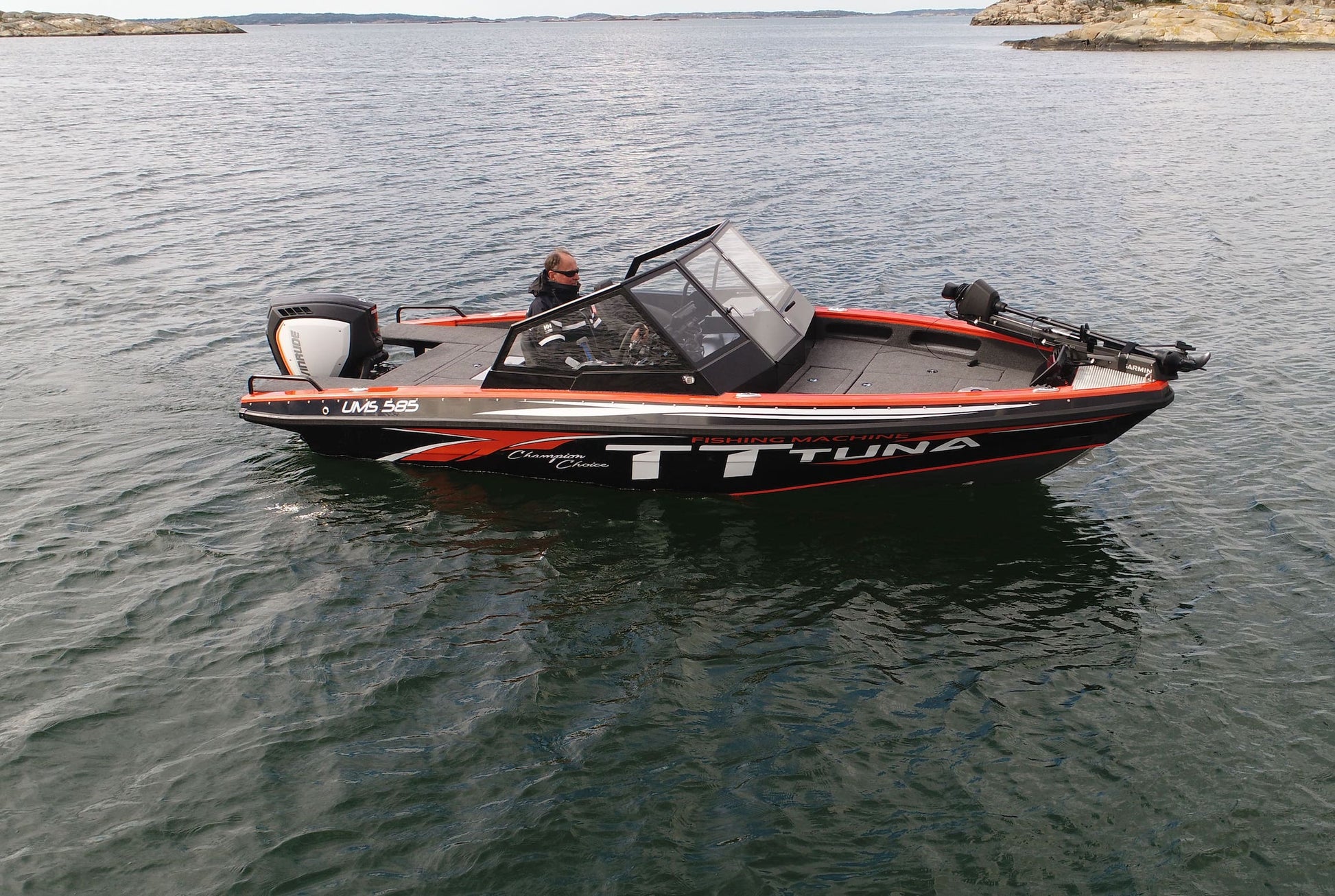 UMS 585DC fishing boat on open water, highlighting its robust design and advanced fishing equipment.