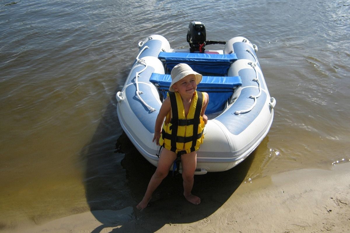 Boat Adventure Vesta V-345 on Water