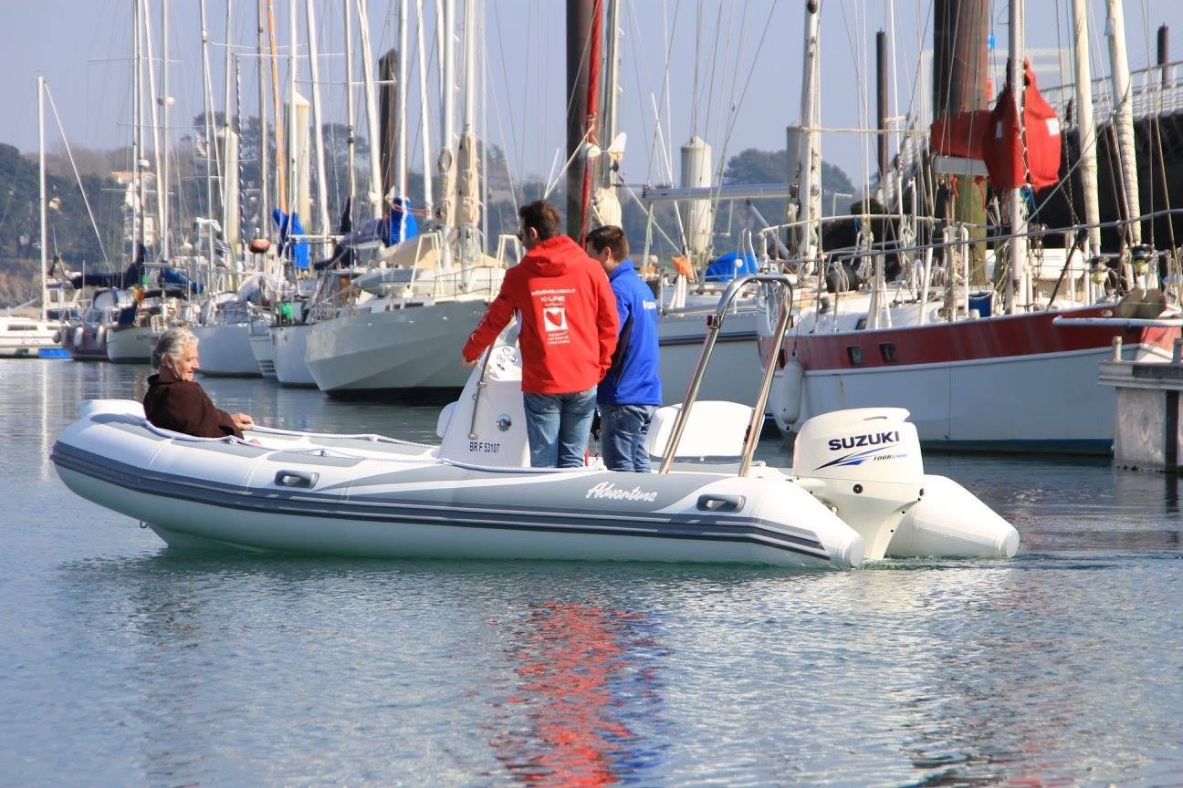 Boat Adventure Vesta V-500 on Water