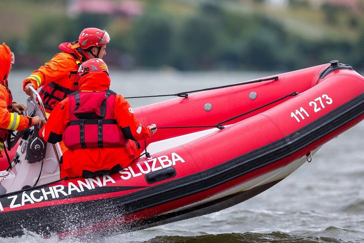 Boat Adventure Vesta V-550 Red on Water