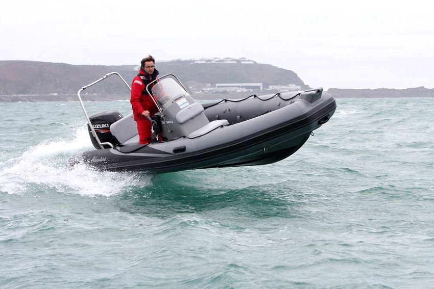 Boat Adventure Vesta V-550 on Water