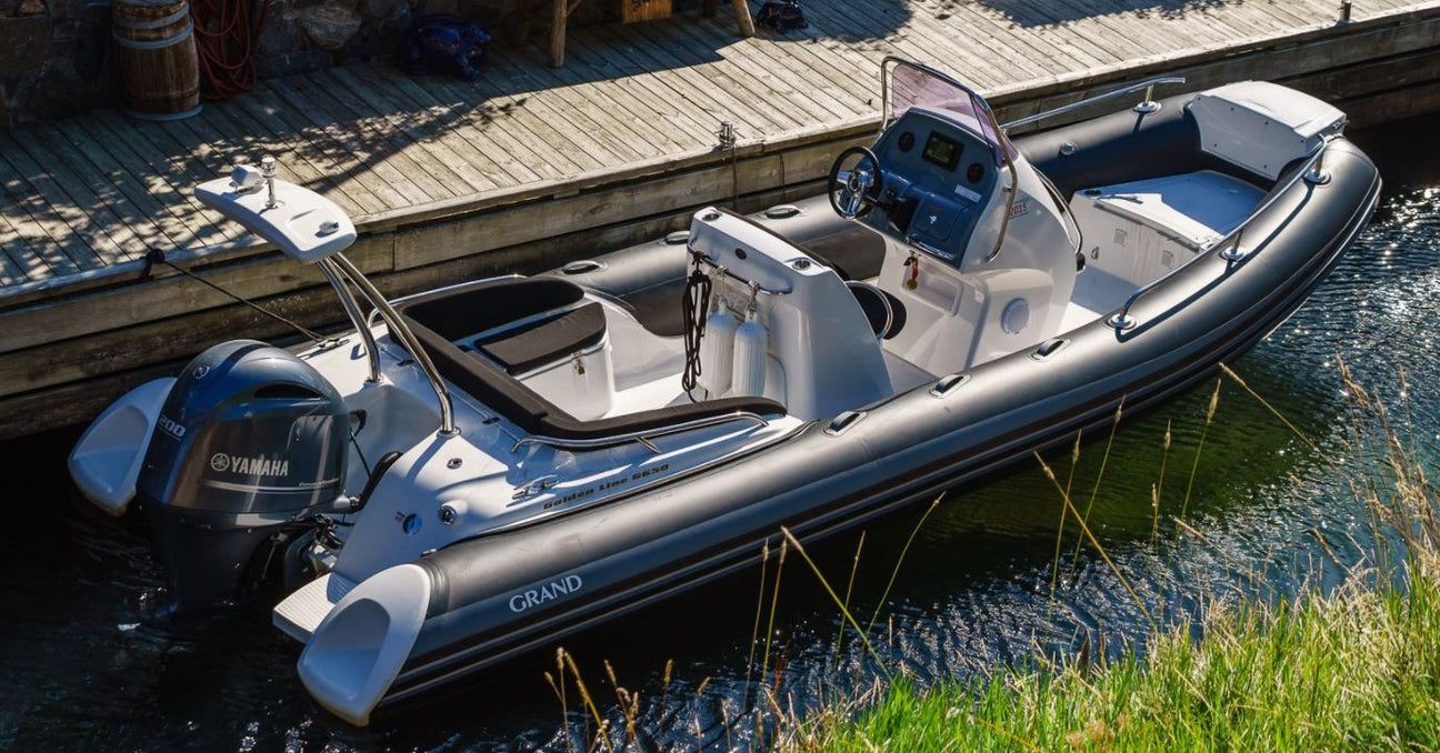 Boat Grand Golden Line G650 on Water