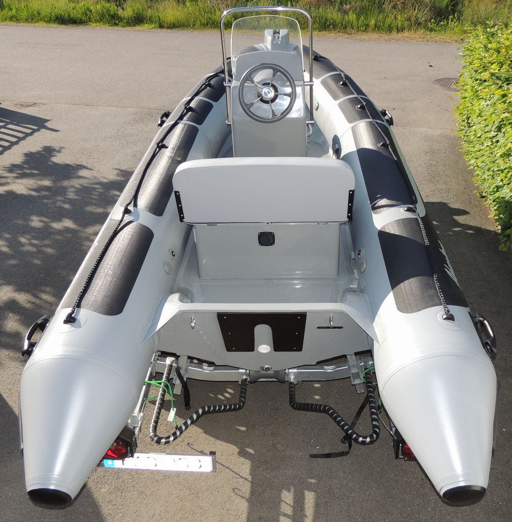 Rigid Inflatable Boat Adventure Vesta V-450 (Rear view)