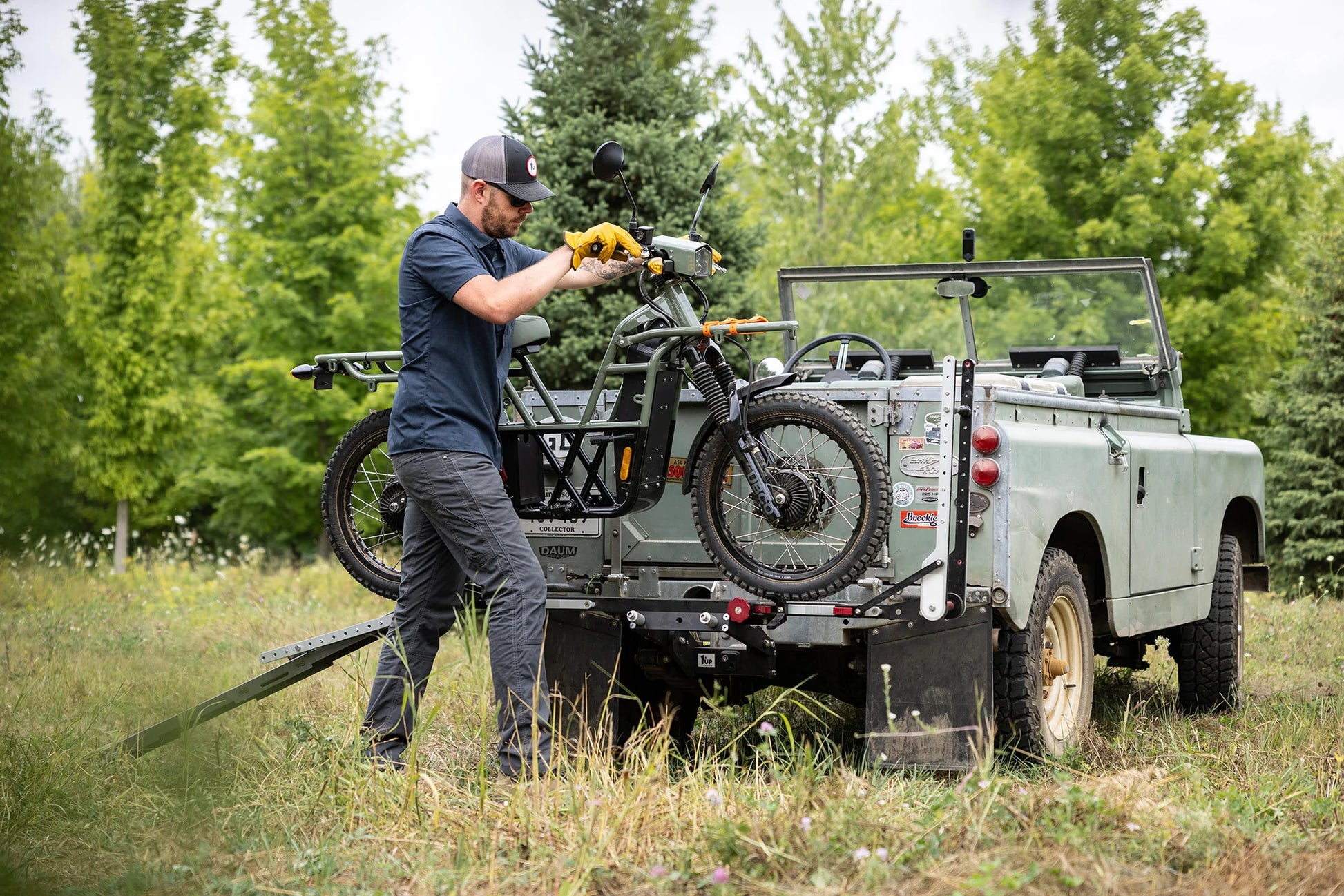 UBCO 1UP XTREME DUTY SINGLE with eBike on it mounted on the car