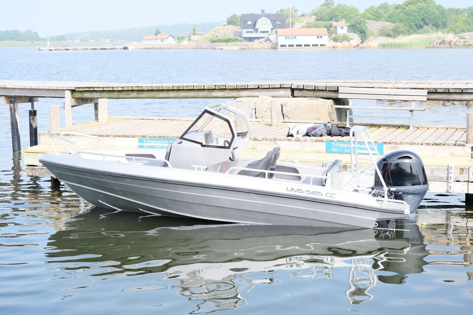 Aluminum boat UMS 585CC 19.5ft neer the pier