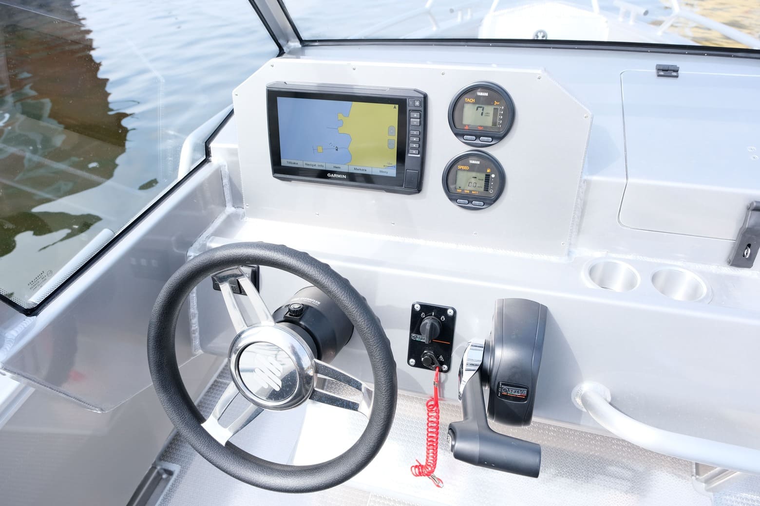 Dashboard of the UMS 585CC 19.5ft aluminum boat featuring a Garmin navigation system and Yamaha gauges.