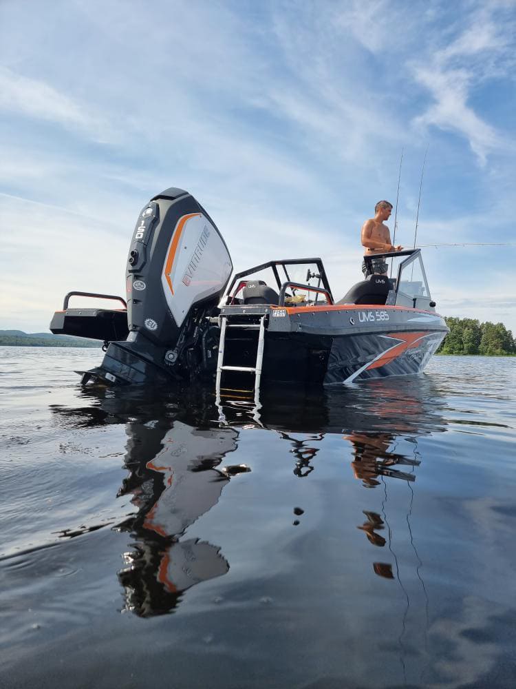 Aluminum boat UMS 585DC 19.5ft (Rear view)