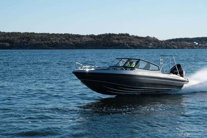 Aluminum boat UMS 655DC 21ft on the water