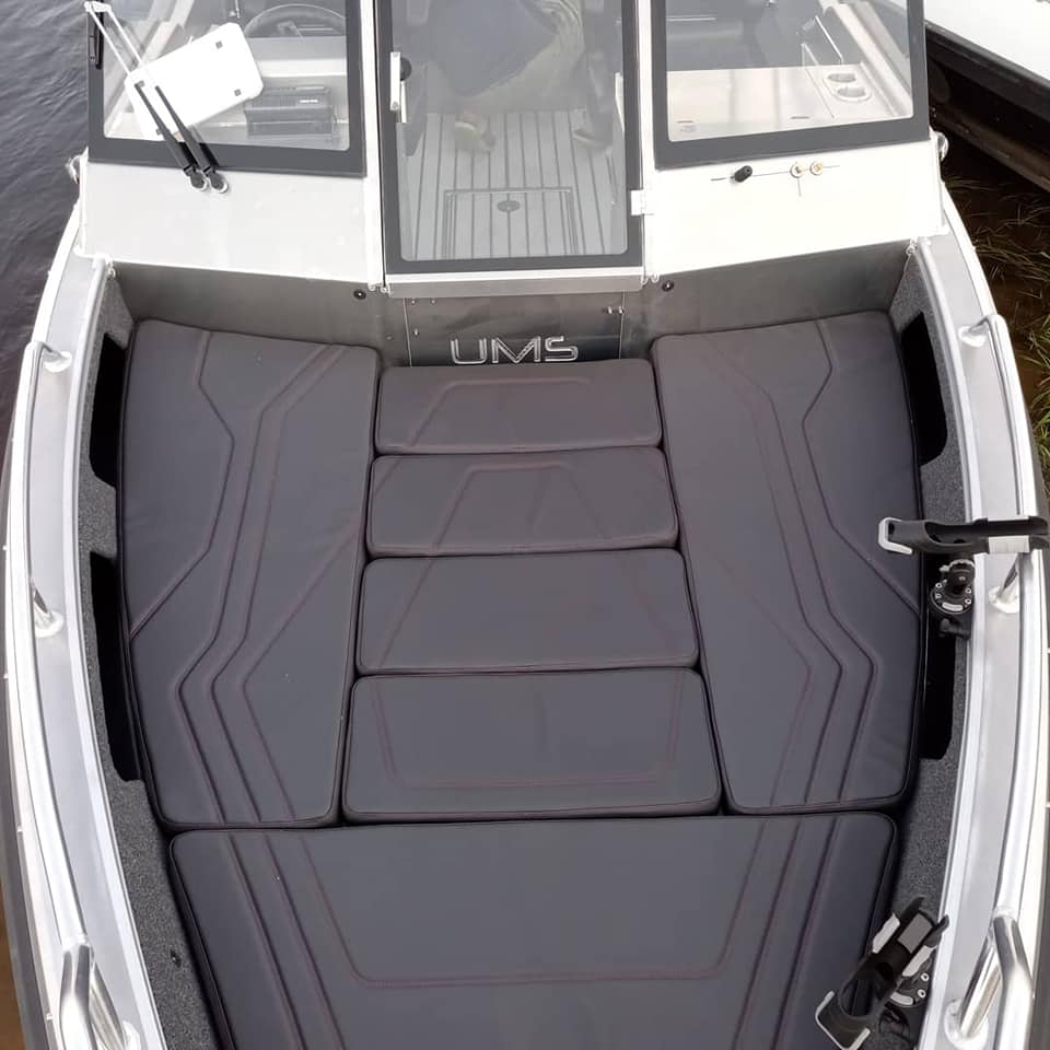 A UMS 585DC sundeck.